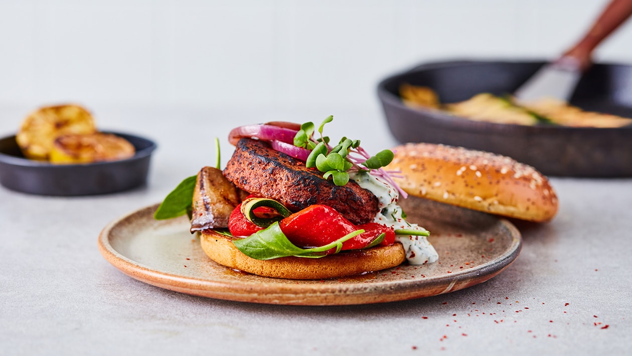 Vegetarische burger met geroosterde groenten en tzatziki